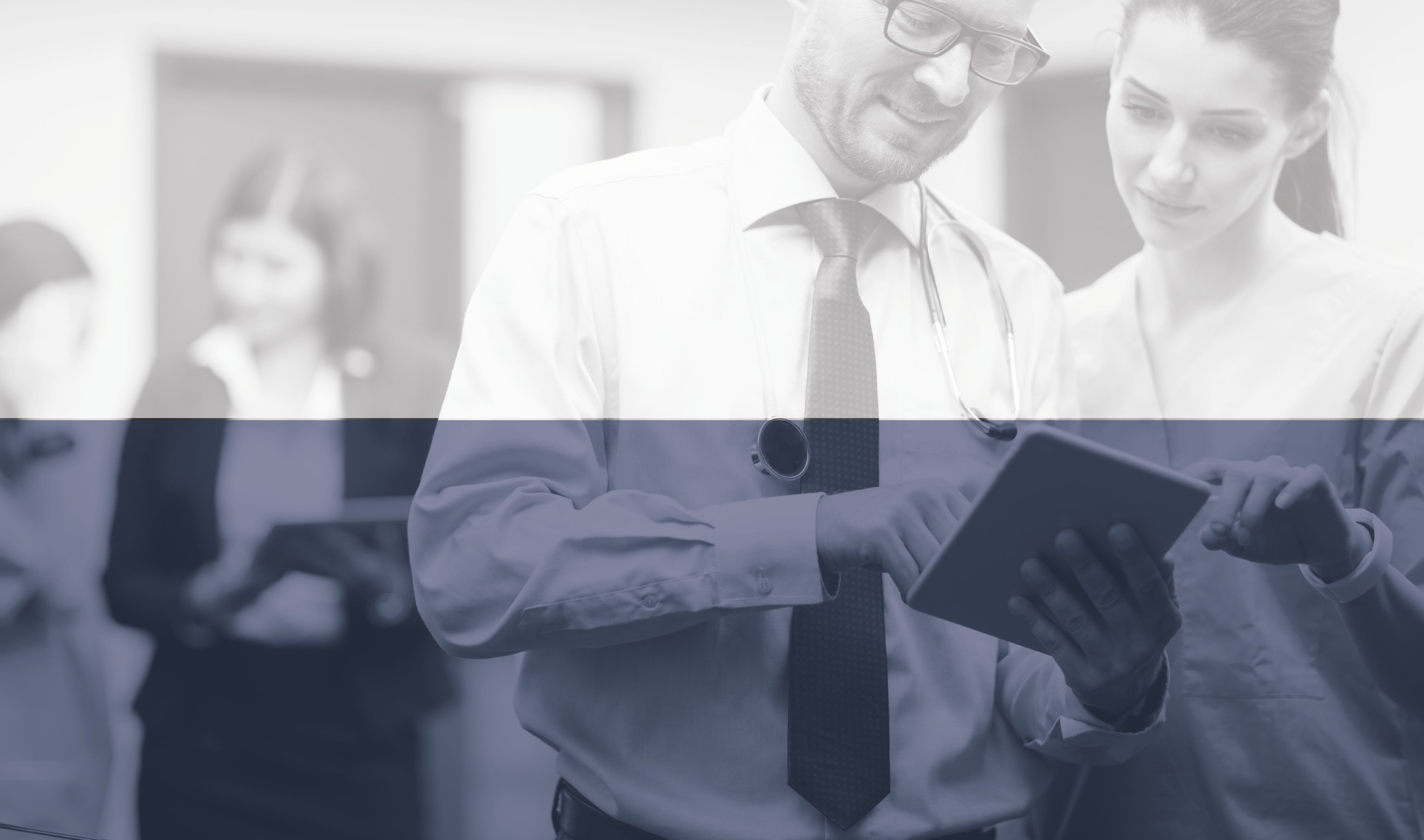 Profesionales revisando tablet